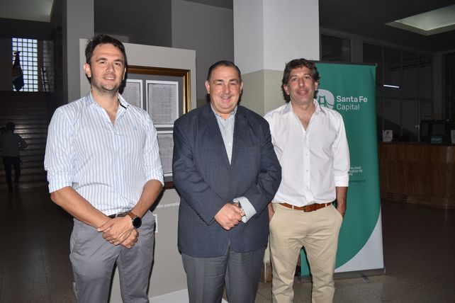 El intendente Poletti junto al periodista y secretario de Redacción, Aquiles Noseda, y el jefe de Redacción, Mauro Bacca. El intendente Poletti junto al periodista y secretario de Redacción, Aquiles Noseda, y el jefe de Redacción, Mauro Bacca.