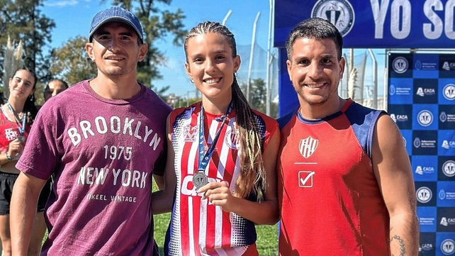 La talentosa atleta de Uni&oacute;n de Santa Fe junto a su entrenador y su preparador f&iacute;sico.