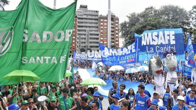 Paro y movilización docente en plaza 25 de mayo de Santa Fe.