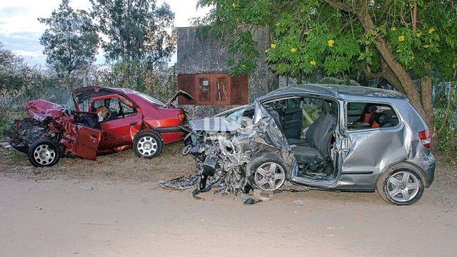 Aquel 9 de agosto de 2008, el conductor de un VW Fox se cruzó de lado y chocó de frente con un Peugeot 306. Murieron dos personas por el violento impacto dentro del Túnel Subfluvial. Archivo UNO Santa Fe