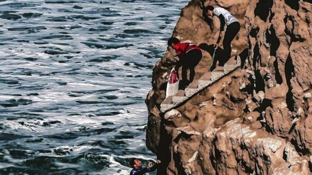 A la escalera le faltan escalones y para llegar al agua hay que bajar con ayuda.