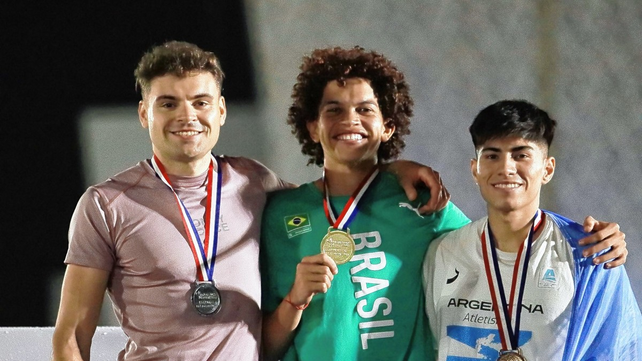 El santafesino Brian L&oacute;pez (derecha) se qued&oacute; con la medalla de bronce en la prueba de salto en largo.