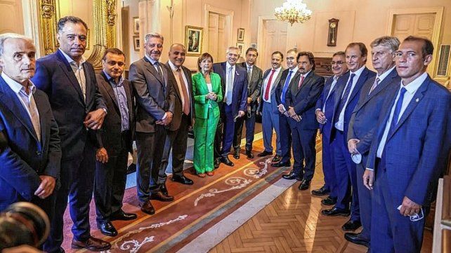 Alberto Fernández junto a un grupo de gobernadores entre los que estuvo Omar Perotti (ausente en la foto).