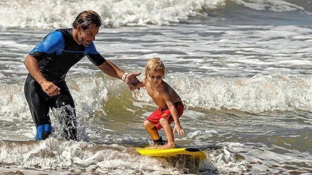 Así arrancó Thiago en las olas, de la mano de su padre, el seis veces campeón que ha dejado una huella como surfista y hoy además es coach.