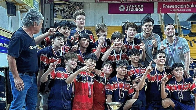 El equipo de varones de la Asociaci&oacute;n Santafesina que se coron&oacute; campe&oacute;n en el Interasociaciones Sub 14.