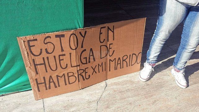 Laura hizo su reclamo frente al municipio.