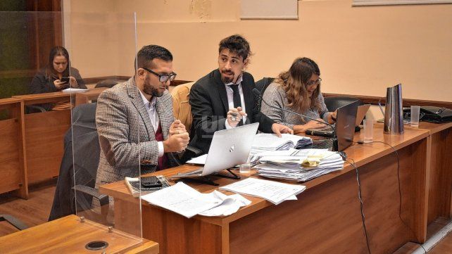 La defensa del acusado, el profesor del Jardín San Roque, los abogados Ignacio Garrone y Sebastián Oroño.