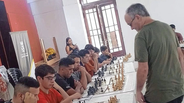 Simult&aacute;neas y Blitz se concretaron en la secretar&iacute;a de deportes de la Municipalidad de Santo Tom&eacute;.