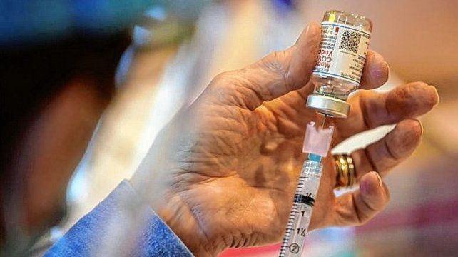 Hasta ahora solo la vacuna de Moderna está autorizada para su aplicación en menores de edad, entre 12 y 17 años.