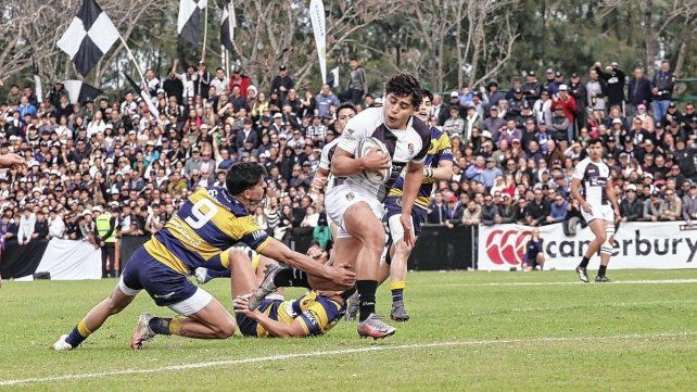 Mateo Santana fue el autor de un try para el CAE, que se consagró por primera vez campeón del TRL.