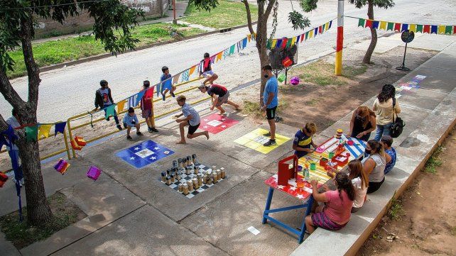 Ese proyecto inicial, desarrollado desde la Secretaría de Educación y Cultura del municipio, surgió a raíz de la inquietud de la red de vecinos e instituciones preocupados por la falta de espacios para jugar. Se realizaron obras de mantenimiento y reparación para transformar el sector compartido entre el Jardín Municipal y la Estación de Loyola, generando un espacio de juego.