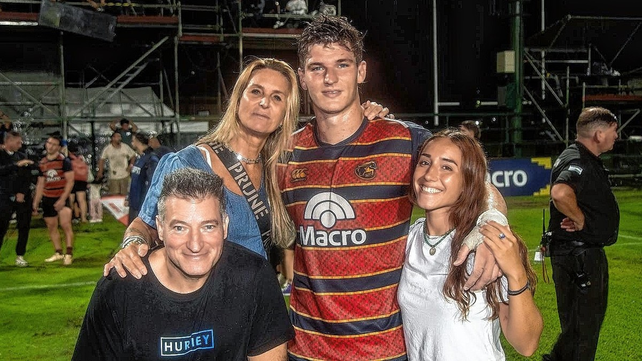 El capit&aacute;n de Pampas, formado en CRAI, junto a su familia que fue a alentarlo al CASI.