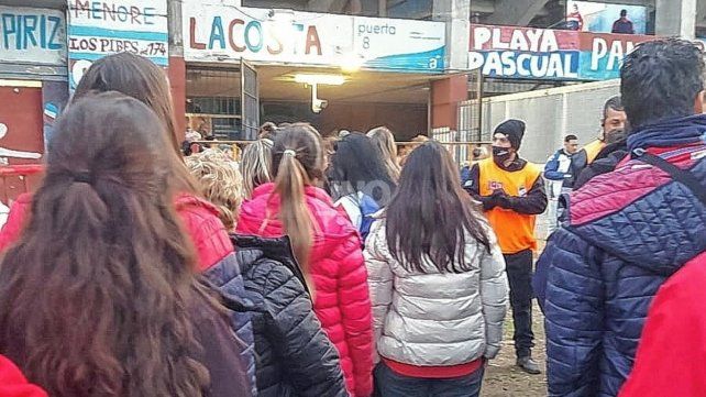 Hinchas de Unión sin entradas generaron problemas en el ingreso al estadio Parque Central para el partido ante Nacional.
