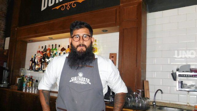 Lobo vive actualmente en Santa Fe, pero se formó en Curiyú de Chajarí, y también jugó en el CAE de Paraná.