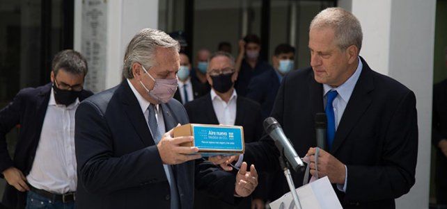 El 2 de marzo el presidente Alberto Fernandez visitó los talleres de la UNAHUR donde estudiantes avanzados de informática, licenciatura en educación, diseño industrial e ingeniería eléctrica confeccionan los medidores de CO2 #AireNuevo
