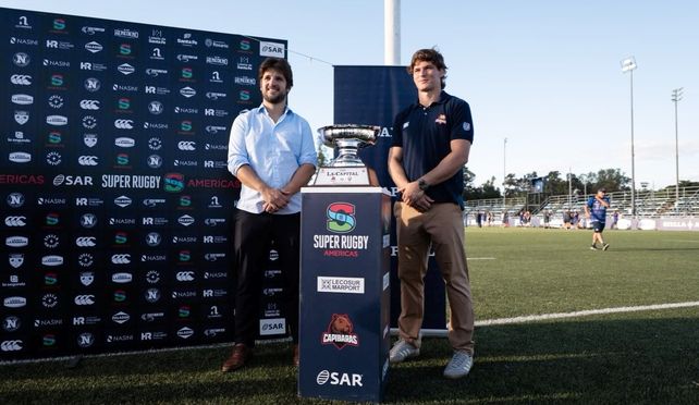Vito Scaglione, CEO de La Capital Multimedios, y Manuel Berstein, el santafesino capit&aacute;n de Capibaras, junto al trofeo que estar&aacute; en disputa ante Tarucas.