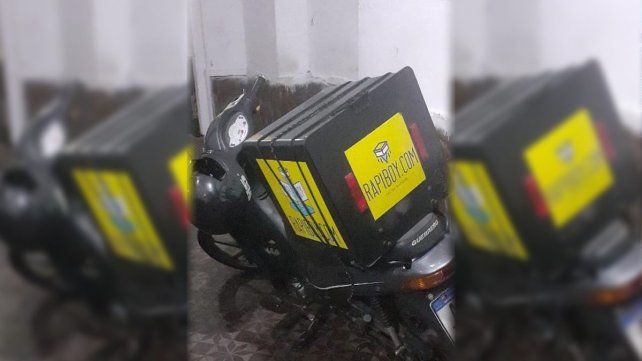 La moto fue abandonado por los ladrones a unas seis cuadros de donde sucedió el robo.
