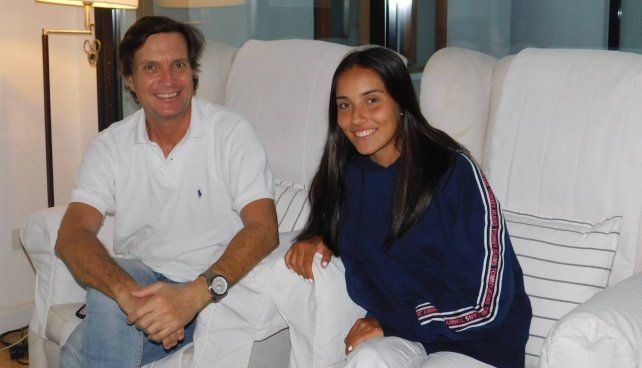 Fran Barreyra junto a su pap&aacute; Maxi, apoyo fundamental para que la joven regatista de 15 a&ntilde;os, pueda desarrollar su carrera deportiva.