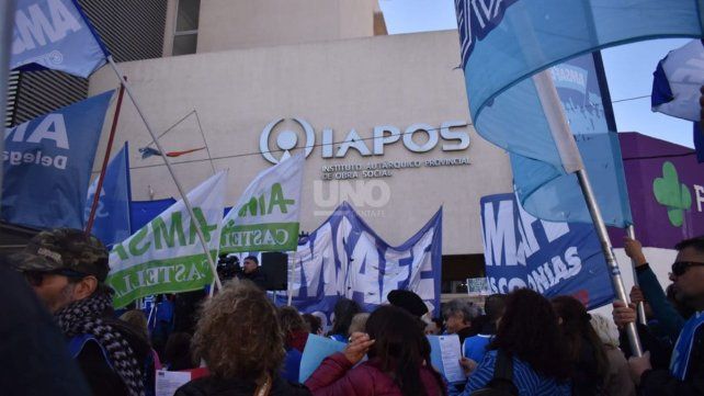 Los docentes marcharon hasta la sede de Iapos para entregar un petitorio