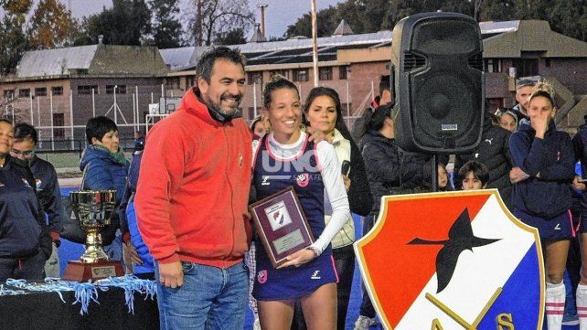 El vicepresidente de la Asociación Santafesina, Leandro Reynoso, le entregó una plaqueta a Delfina Merino por su gran carrera deportiva.