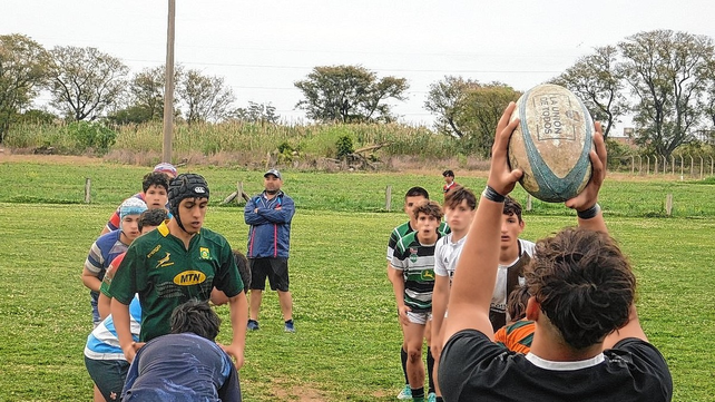 Germán Córdoba supervisa el trabajo en el line out, en uno de los entrenamientos del combinado santafesino desarrollado en Universitario.   