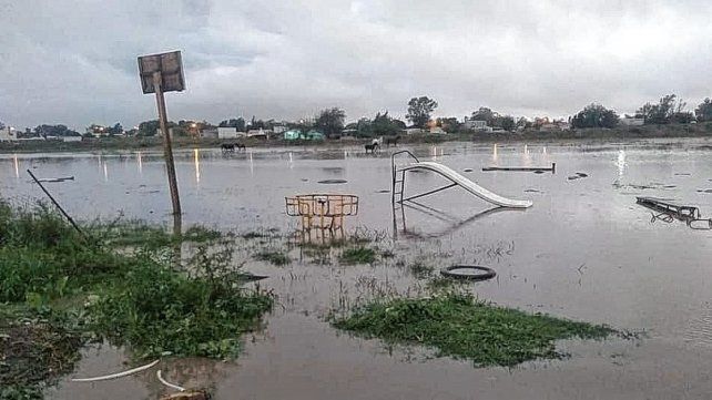 El temporal de agua y viento que desembarcó este jueves en el sur de la provincia provocó severas inundaciones en Venado Tuerto
