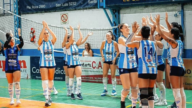 Las chicas de Villa Dora festejan el tercer triunfo cosechado en la Liga Femenina de v&oacute;ley.