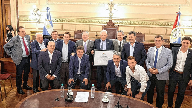 Los legisladores de la c&aacute;mara alta provincial junto al homenajeado y reconocido santafesino.