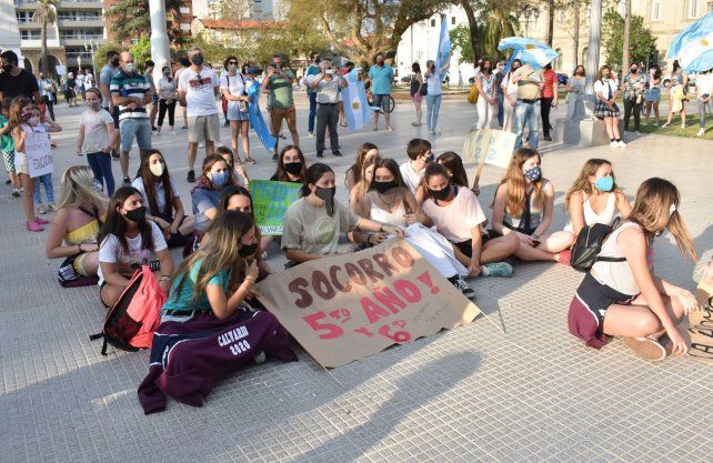 Padres de los chicos de los últimos años de la secundaria pidieron porque vuelvan a las aulas. 