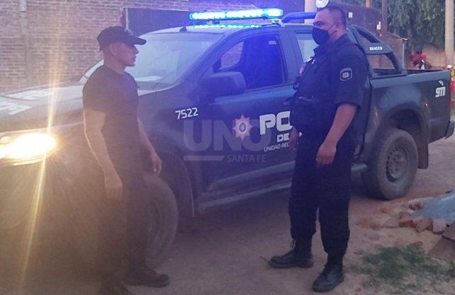 Los agentes de policía que salvaron y auxiliaron a la pequeña Amanda en barrio Yapeyú.