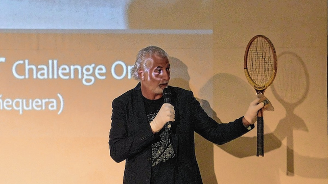 La oportunidad de la charla de Puppo, sirvió para mostrar una de las tantas raquetas que utilizó Vilas en su carrera deportiva.