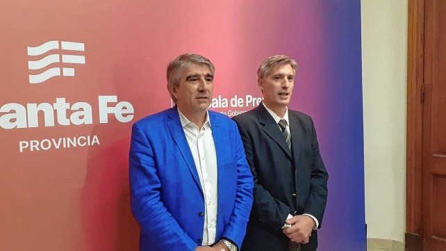 El ministro de Gobierno, Fabian Bastia, junto con el ministro de Economía, Pablo Olivares.