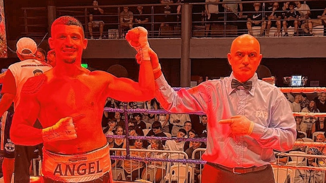 El santafesino Jorge el Loco Solís superó por puntos al reconquistense Solís. El santafesino Jorge el Loco Solís superó por puntos al reconquistense Solís.