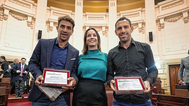 Los ex futbolistas Leo Ponzio y Maxi Rodr&iacute;guez junto a la diputada Lucila de Ponti quien les entreg&oacute; un diploma de Honor a la trayectoria destacada.