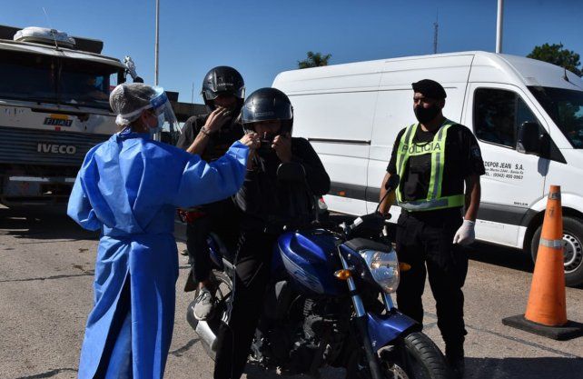 Refuerzan controles de olfato y fiebre en corredores y puntos de ingreso a Santa Fe