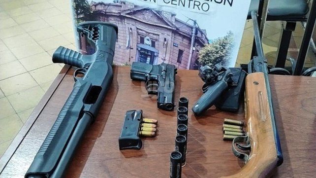Armas secuestradas al denunciado en barrio Candioti.
