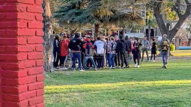 Socios de Colón charlaron acaloradamente con dirigentes.