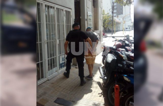 En pleno macrocentro santafesino. Un delincuente de 18 años le robó el auto a una mujer; fue detenido minutos más tarde mediante una persecución.