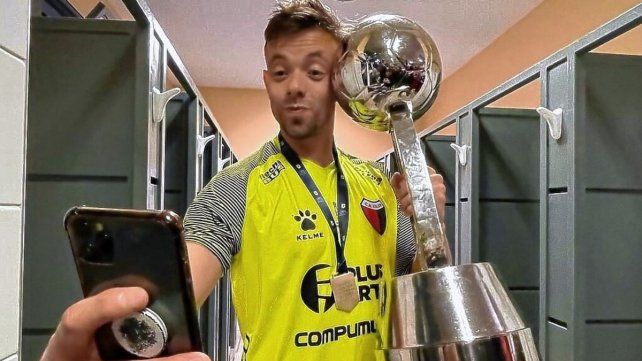 Burián pasó por la Villa Olímpica y esta tarde firmará su contrato con Vélez luego de abandonar Colón.