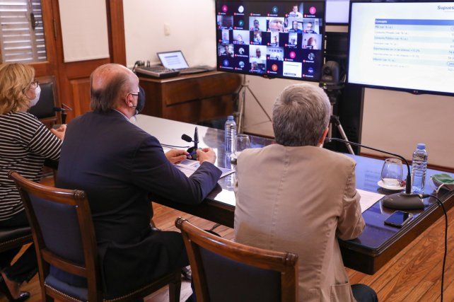 El gobernador Omar Perotti encabezó este martes un nuevo encuentro de la mesa de trabajo para la emergencia