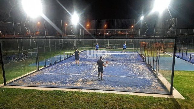 Al mismo ritmo que a nivel mundial, en Santa Fe, el pádel crece a pasos de gigantes con la construcción de canchas nuevas y cada vez más jugadores que practican el deporte. 