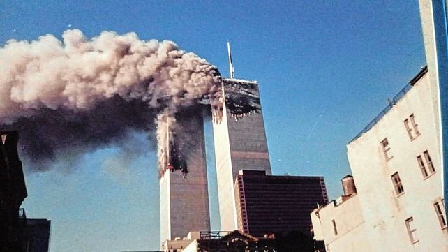 Foto de las Torres Gemelas impactadas por ambos aviones, capturada por Juan Andés Chemes.