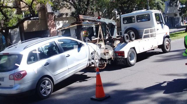Retienen dos autos de la app Maxim.