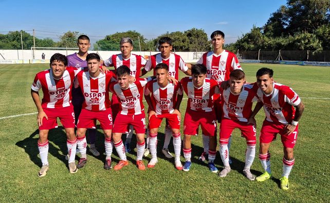 Unión no pudo con el elenco lagunero en el predio Nery Pumpido y cayó derrotado por 3 a 0.