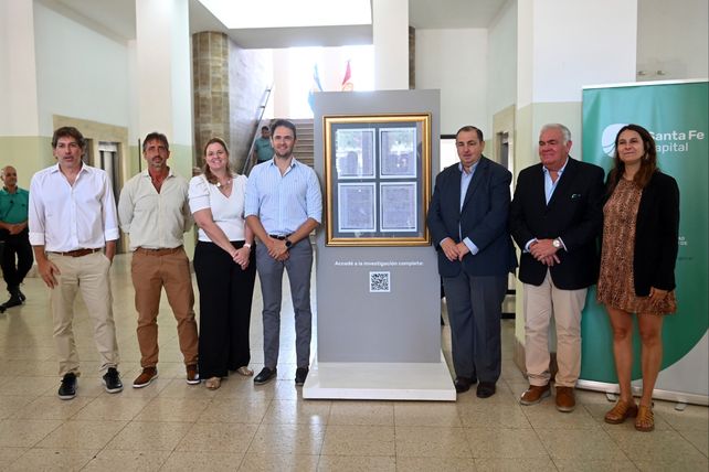 El intendente Juan Pablo Poletti junto al periodista de UNO Santa Fe Aquiles Noseda. En la foto, de izquierda a derecha, el jefe de Redacción de UNO Santa Fe, Mauro Bacca, el Coordinador de Gabinete, Víctor Gustavo Hadad, la secretaria de Cultura, Luciana Ceresola, el gerente general de UNO Santa Fe, Alejandro Cartasso y la directora ejecutiva de Patrimonio y Museos, María Laura Martínez Spaggiari. El intendente Juan Pablo Poletti junto al periodista de UNO Santa Fe Aquiles Noseda. En la foto, de izquierda a derecha, el jefe de Redacción de UNO Santa Fe, Mauro Bacca, el Coordinador de Gabinete, Víctor Gustavo Hadad, la secretaria de Cultura, Luciana Ceresola, el gerente general de UNO Santa Fe, Alejandro Cartasso y la directora ejecutiva de Patrimonio y Museos, María Laura Martínez Spaggiari.