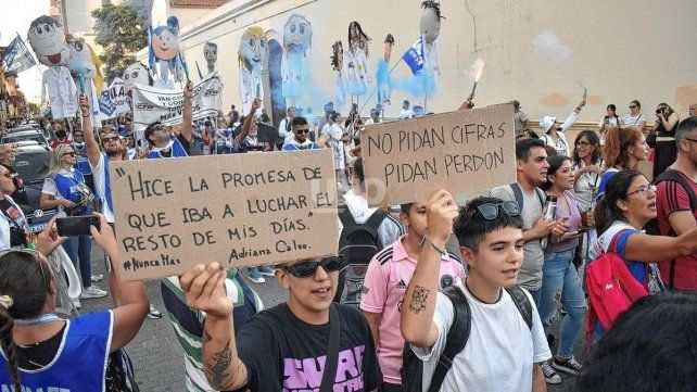 Al grito de "Nunca m&aacute;s", Santa Fe volvi&oacute; a marchar con las consignas de "Memoria, verdad y justicia".