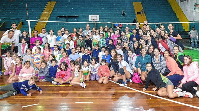  Vicky Mayer, la integrante de Las Panteras que se tomó tiempo para estar y jugar con chicos y chicas de la entidad lagunera. 