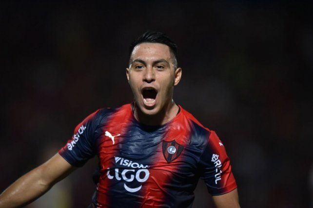 &Aacute;ngel Cardozo Lucena juega en Cerro Porte&ntilde;o y disput&oacute; la Copa Am&eacute;rica 2021 de Brasil con la Selecci&oacute;n paraguaya.