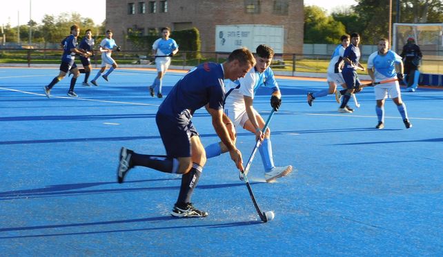 En el sint&eacute;tico de la ASH, la escuadra Colegial gole&oacute; al remero paranense por 4 a 2.