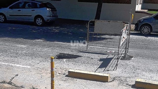 Apareció un nuevo socavón en barrio Candioti Sur. Assa comenzará los arreglos este jueves. 